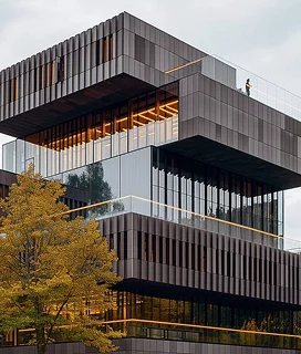 Katları kaydırılmış, ahşap lamel ve cam cepheli çok katlı modern yapı